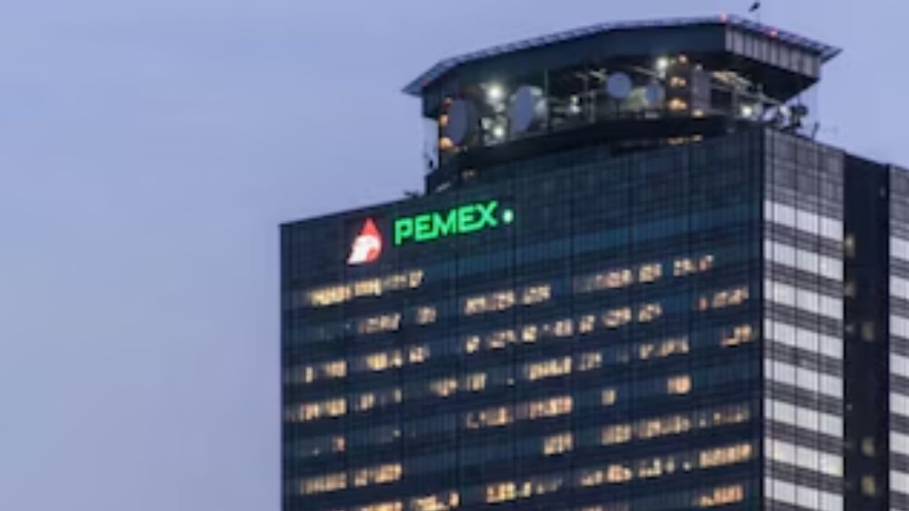 Pemex regresa a la BMV tras siete años