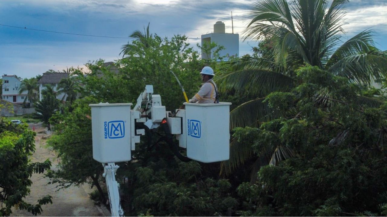 CFE avanza para restablecer el servicio eléctrico tras impacto de Erick