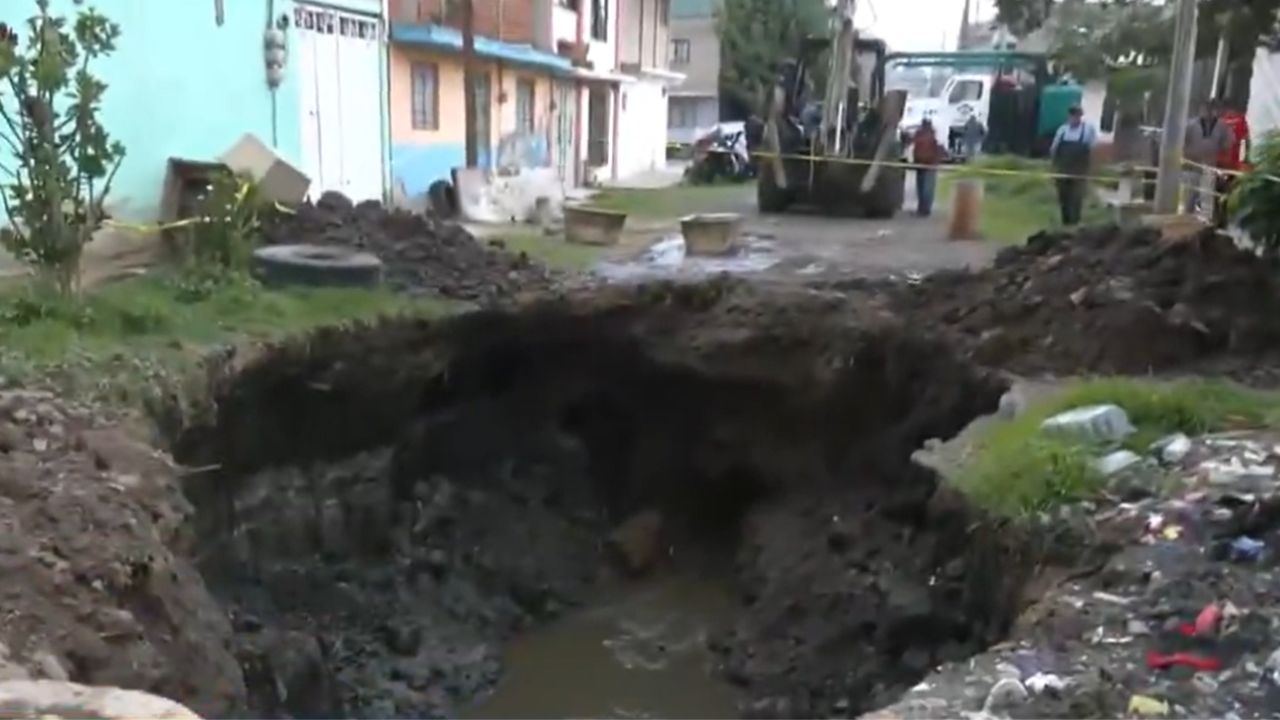 Se abre socavón de tres metros en Valle de Chalco