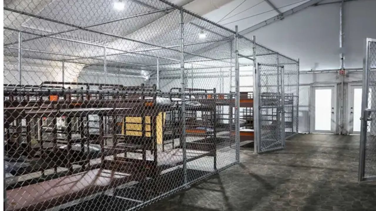 Mexicanos salen del Alcatraz de los Caimanes