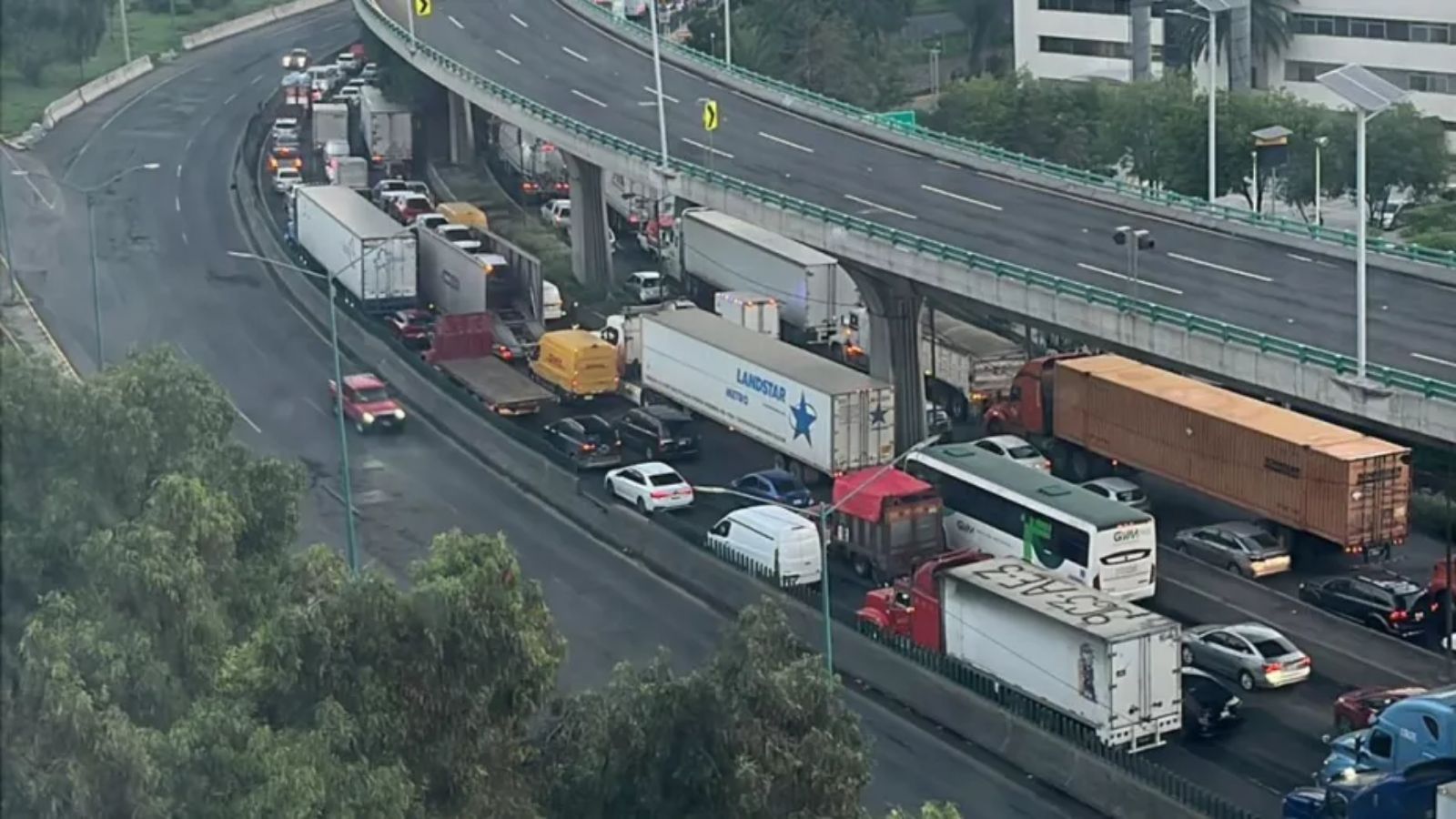 Suman más de 21 horas de caos vial en la México-Querétaro