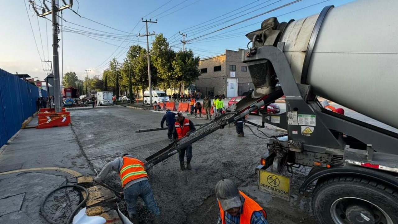 Entrega Gobierno maquinaria para repavimentar vialidades en Edomex