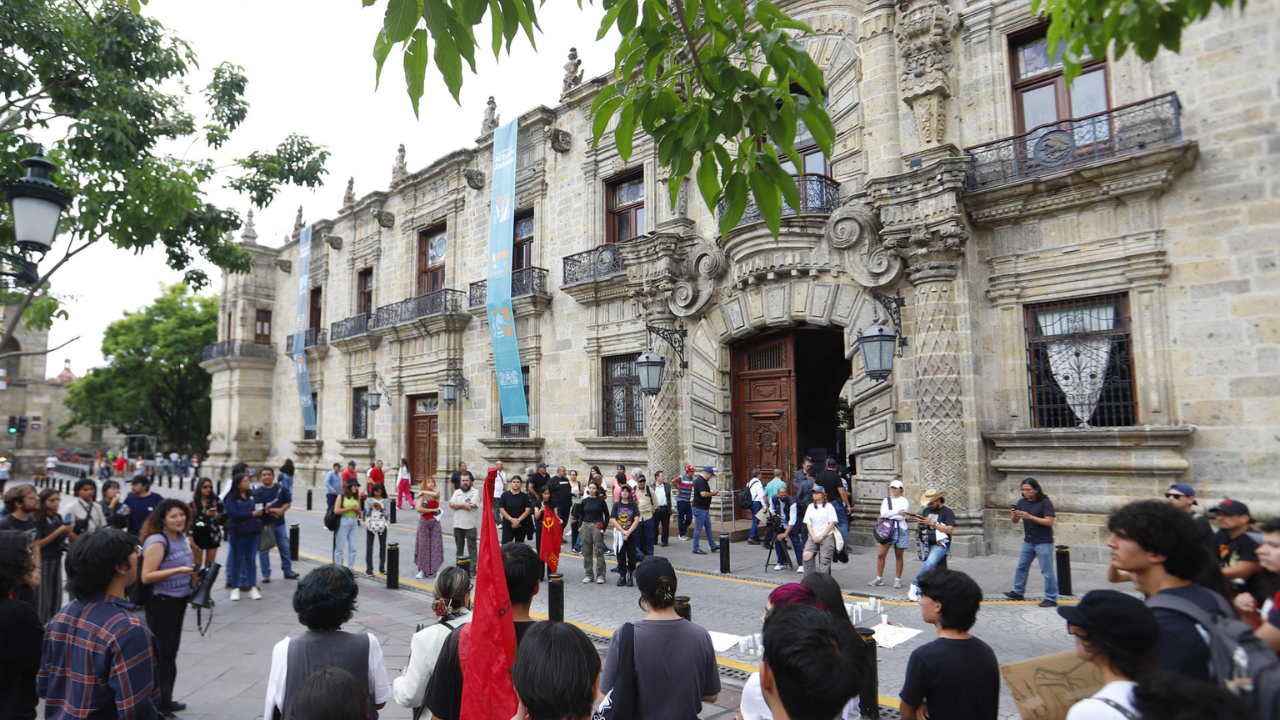 Estudiantes exigen que identifiquen cuerpos hallados en fosa de Zapopan 