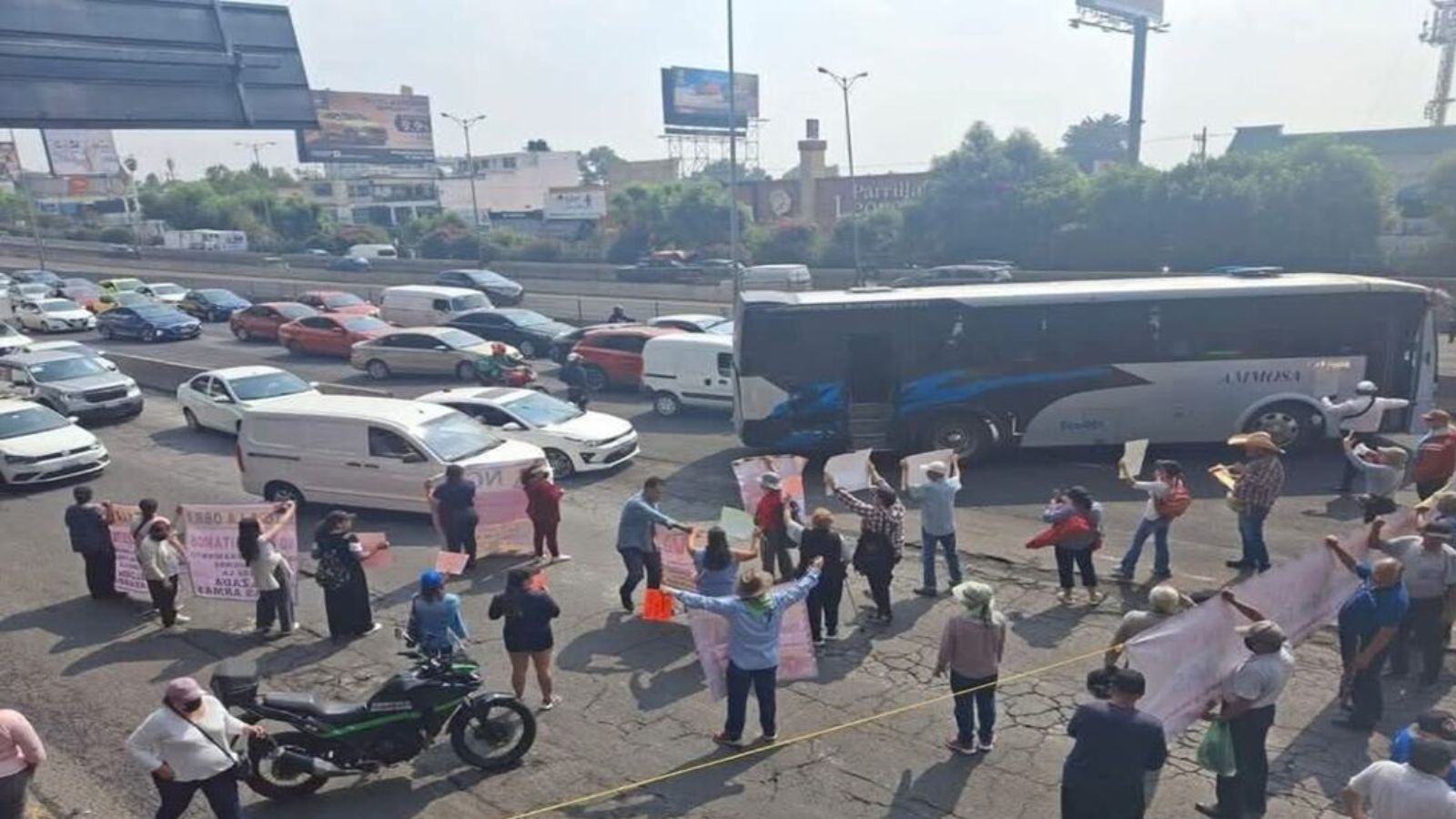 Bloqueo convierte a Periférico Norte en un estacionamiento