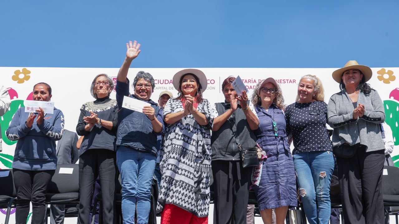 Entregan apoyos del Ingreso Ciudadano Universal a adultos de 57 a 59 años