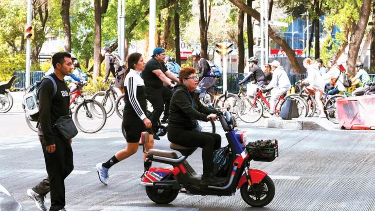 Motos eléctricas y scooters deberán portar placas