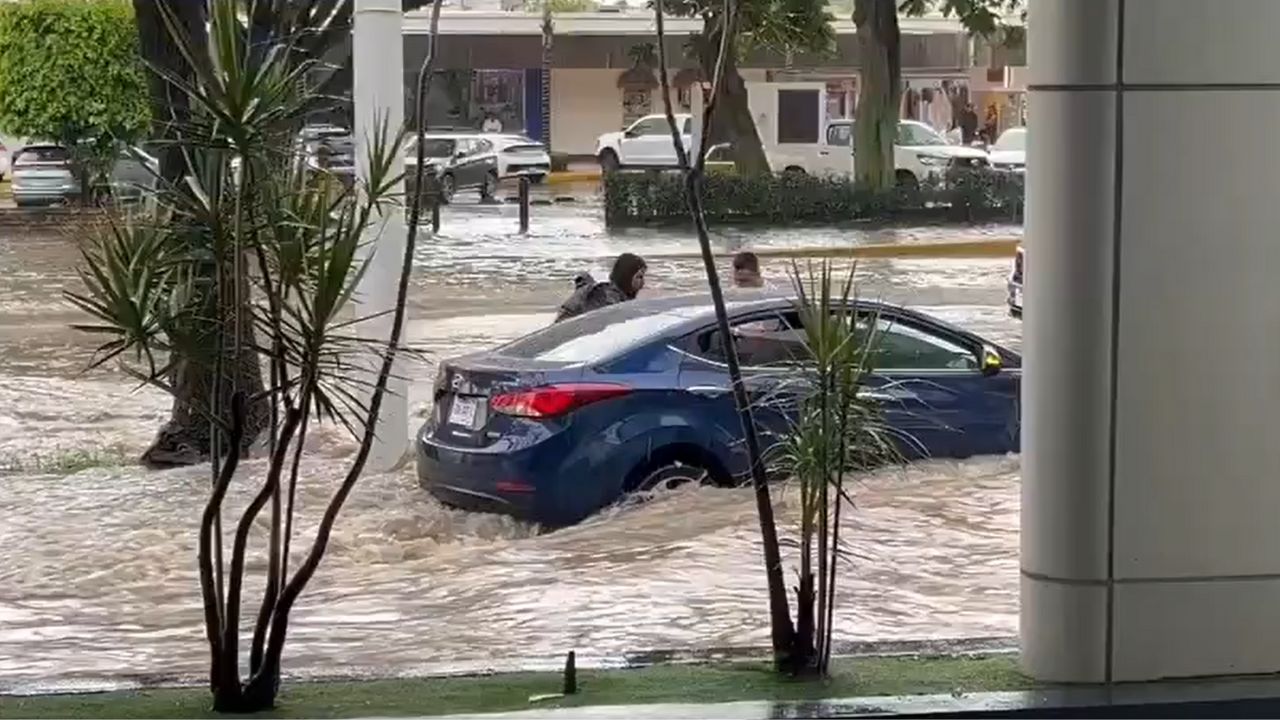 ¡Caos en Guadalajara! Lluvias dejan autos varados e inundaciones  