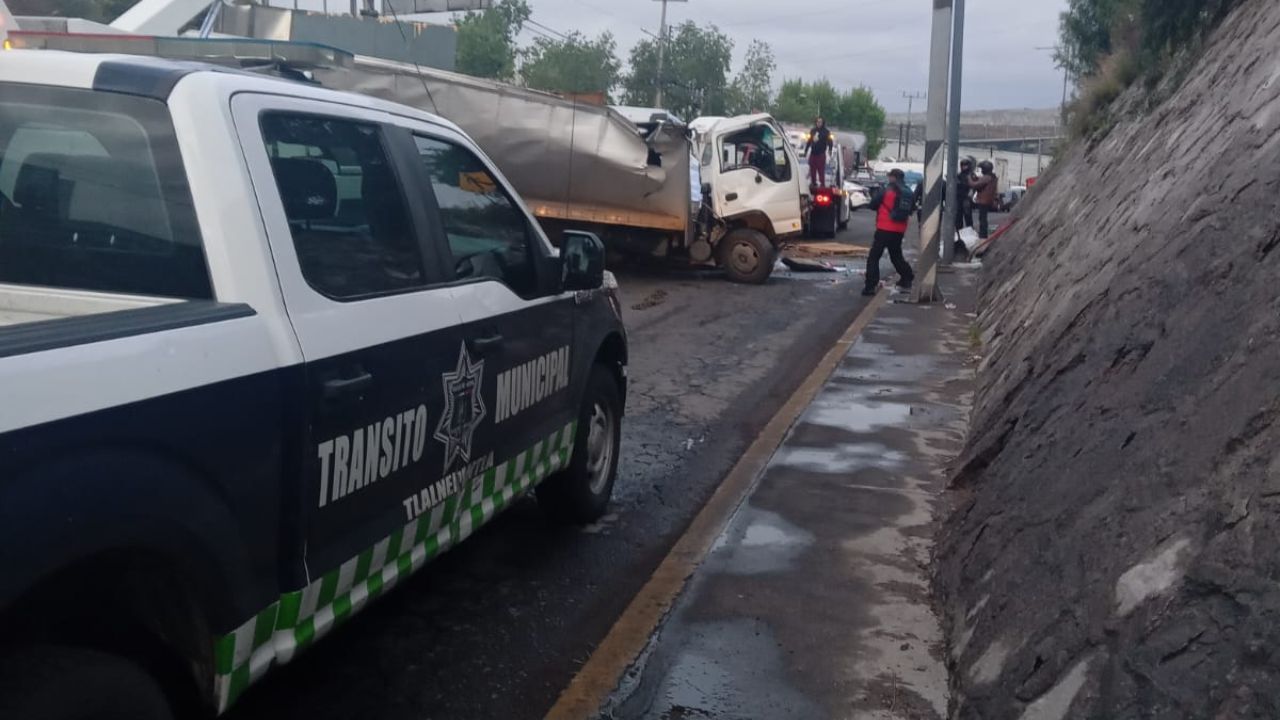 Volcadura de tráiler revienta circulación en la Gustavo Baz