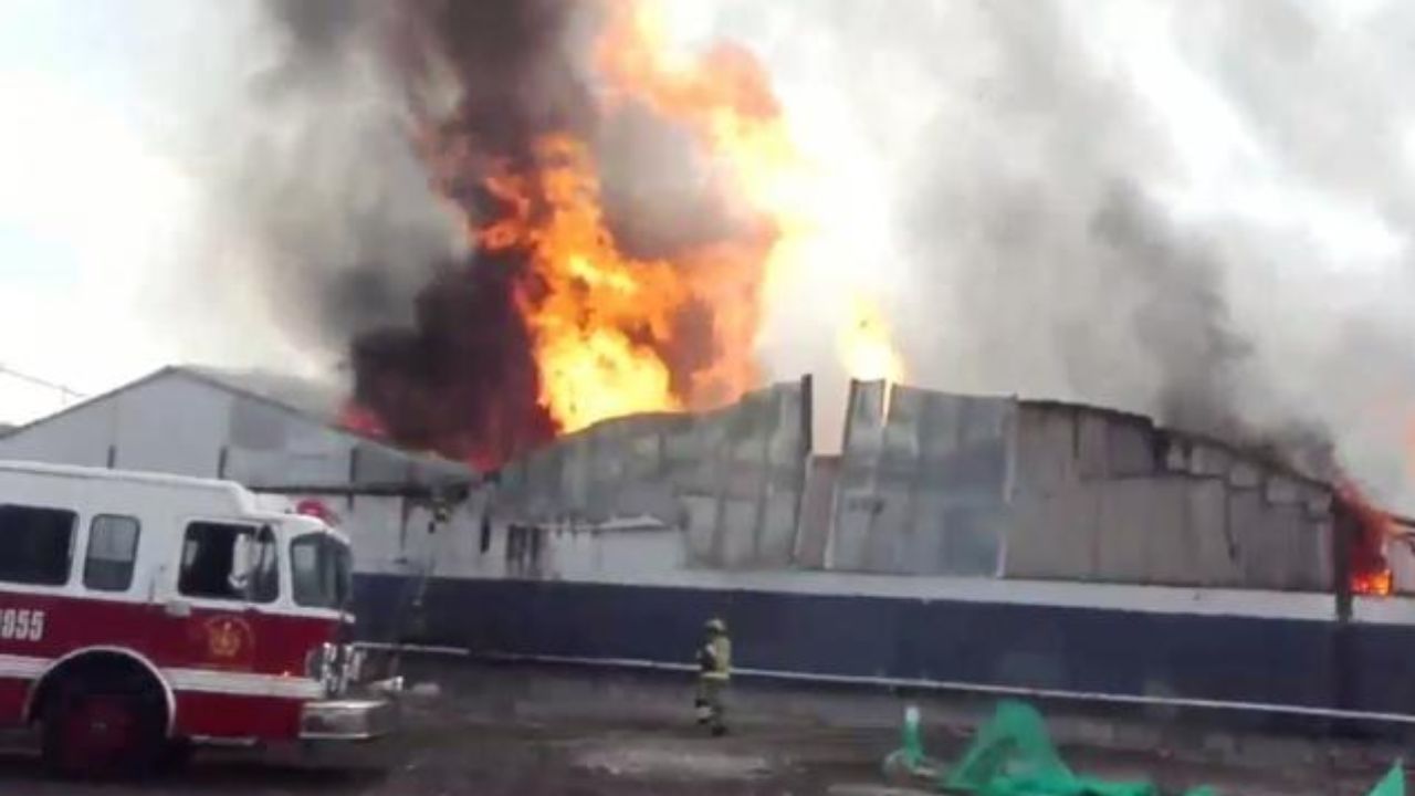 Bodega en Iztacalco se incendia