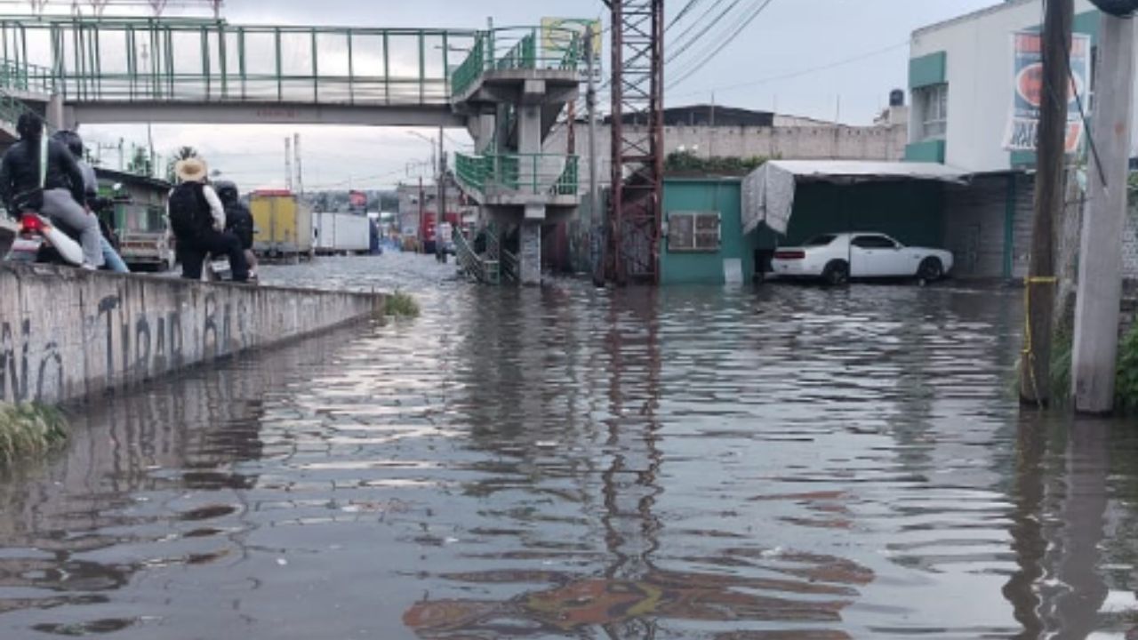 Calles inundas, zanjas y deslaves dejó la lluvia en CDMX y Edomex
