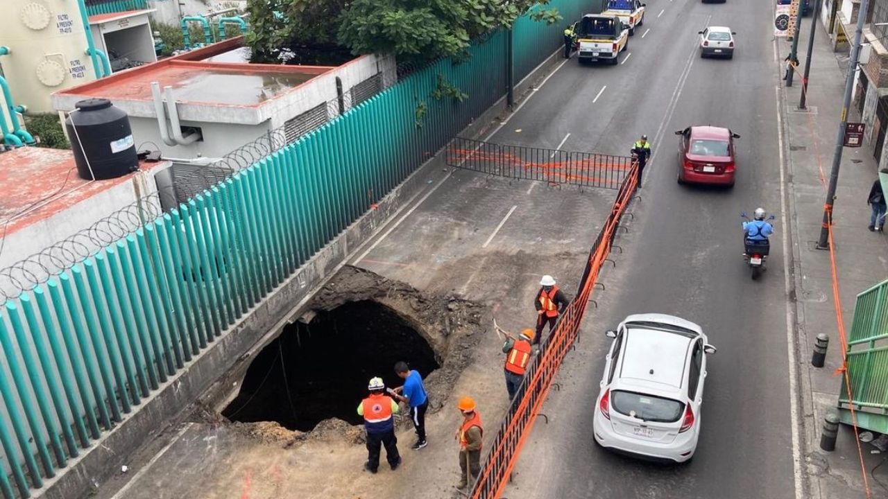 Cierran dos carriles del Anillo Periférico por socavón