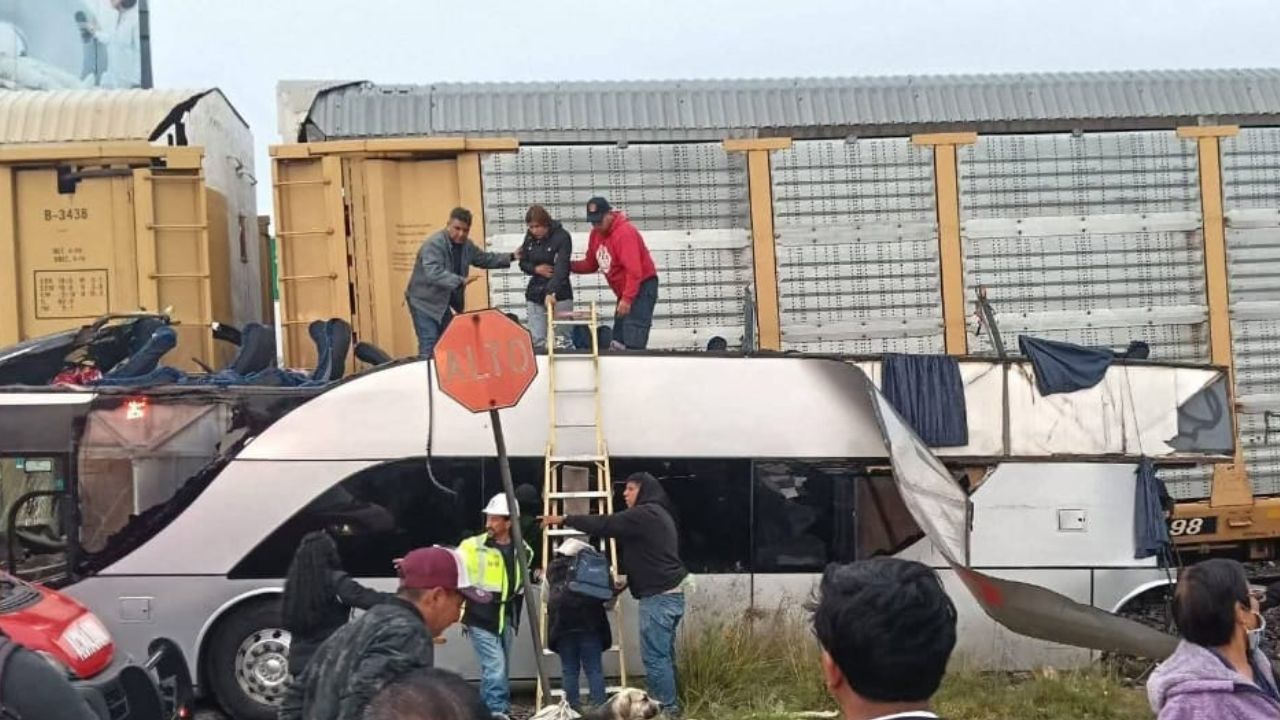 Incrementa a 10 la cifra de muertos por choque entre tren y autobús