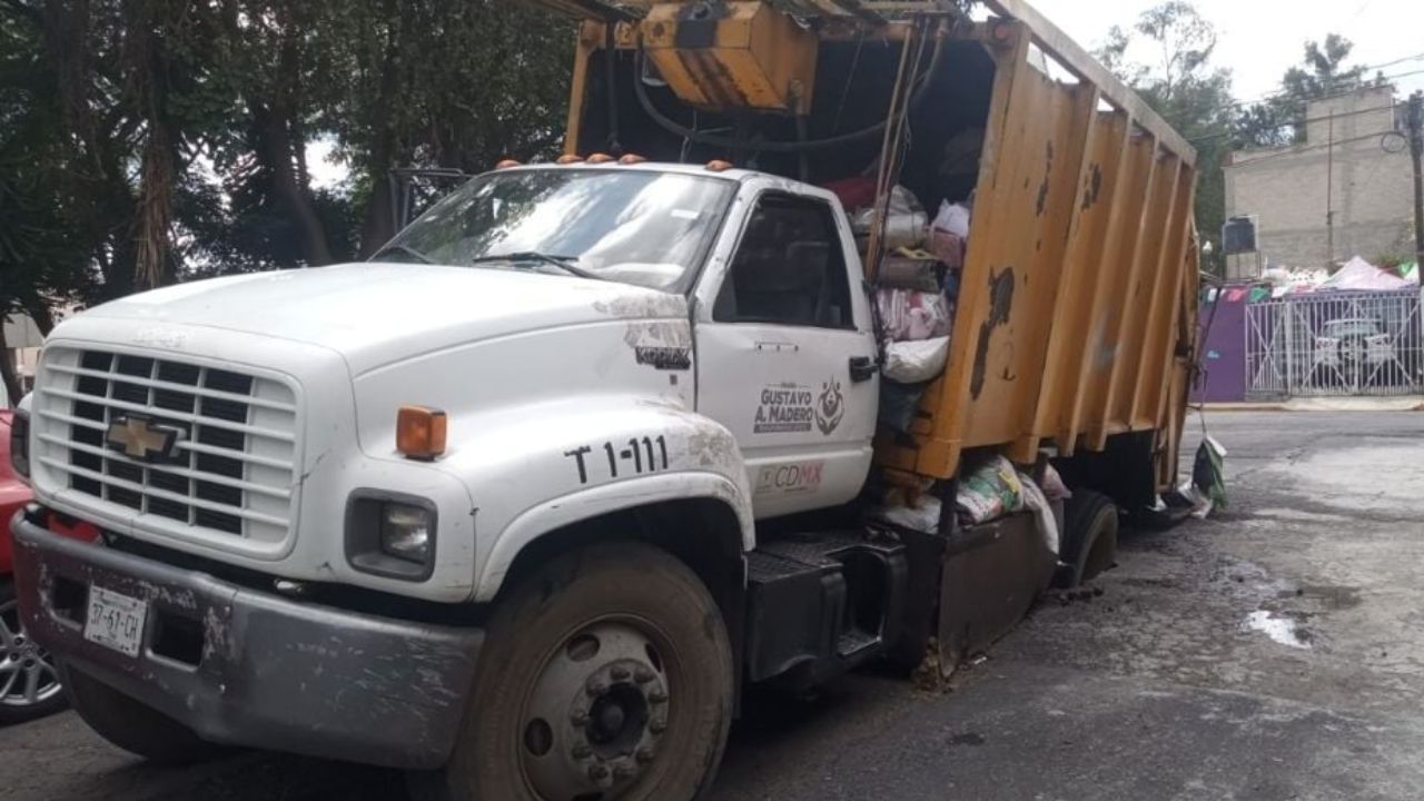Camión de basura cae en socavón en la GAM