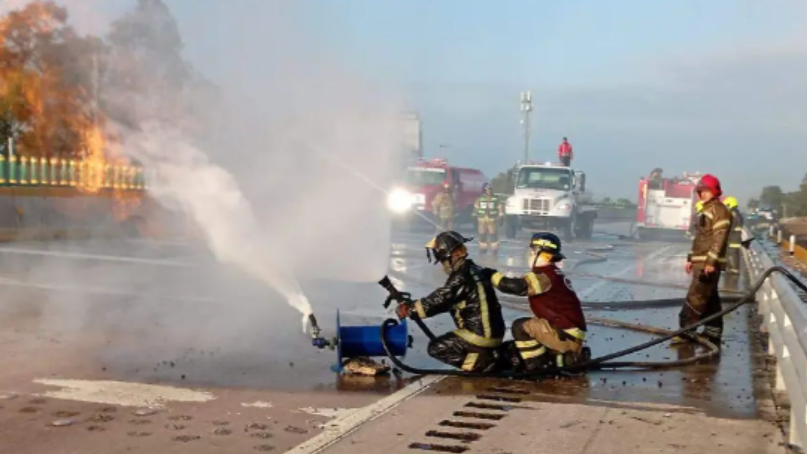 Caos vial en la México–Puebla: cierre total por volcadura de pipa