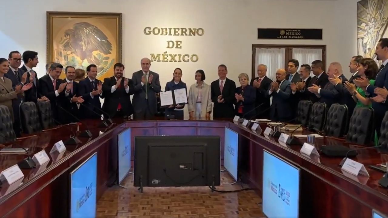 Sheinbaum renueva pacto gasolinero con empresarios