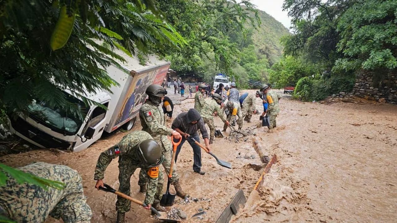 México eleva a 44 la cifra de muertos por lluvias e inundaciones