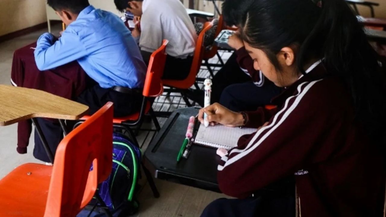 Alumno sufre desvanecimiento en secundaria de Iztapalapa