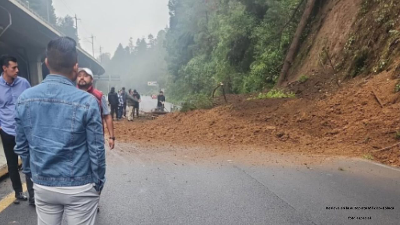 Cierre total en la autopista México–Toluca por deslave a la altura de La Venta