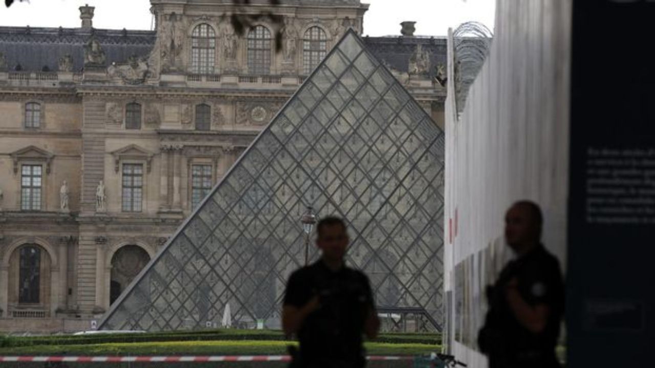 Robo exprés en el Louvre sustraen joyas de la corona francesa