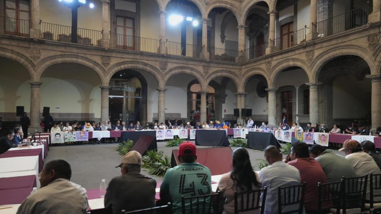Familias de los 43 se reúnen con Sheinbaum en Palacio Nacional