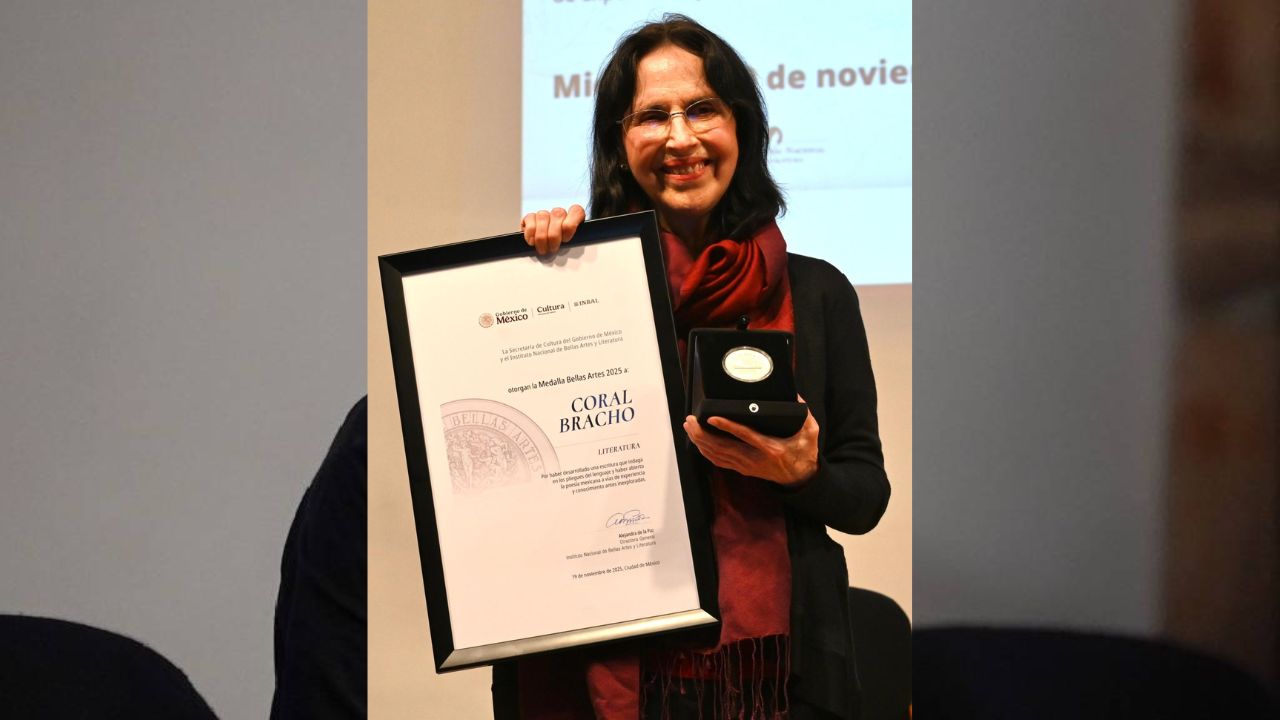 La poeta Coral Bracho recibió la Medalla Bellas Artes