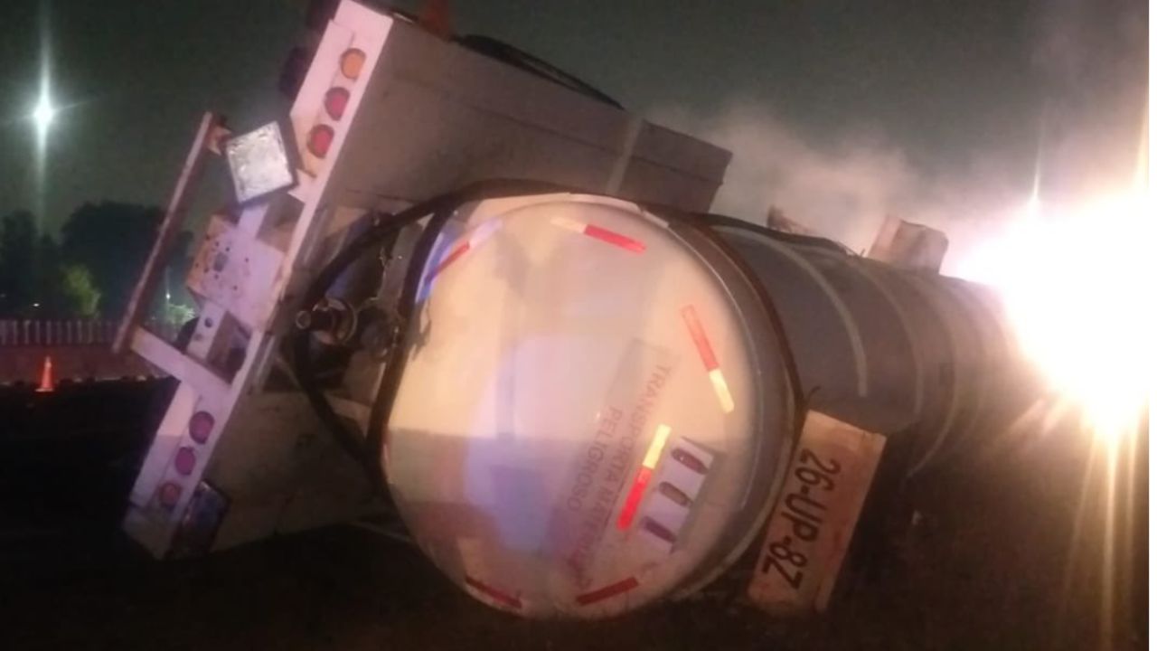 Pipa con ácido vuelca en la México-Pachuca