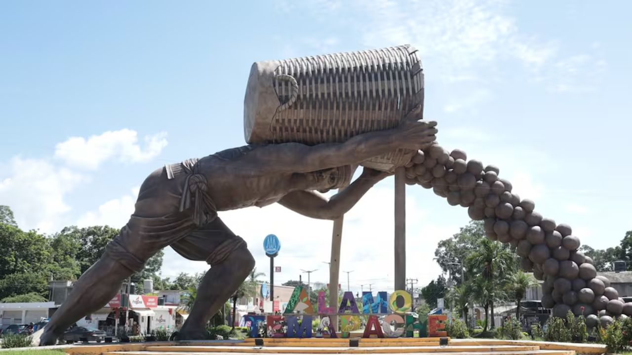 Se desploma estatua monumental en Veracruz