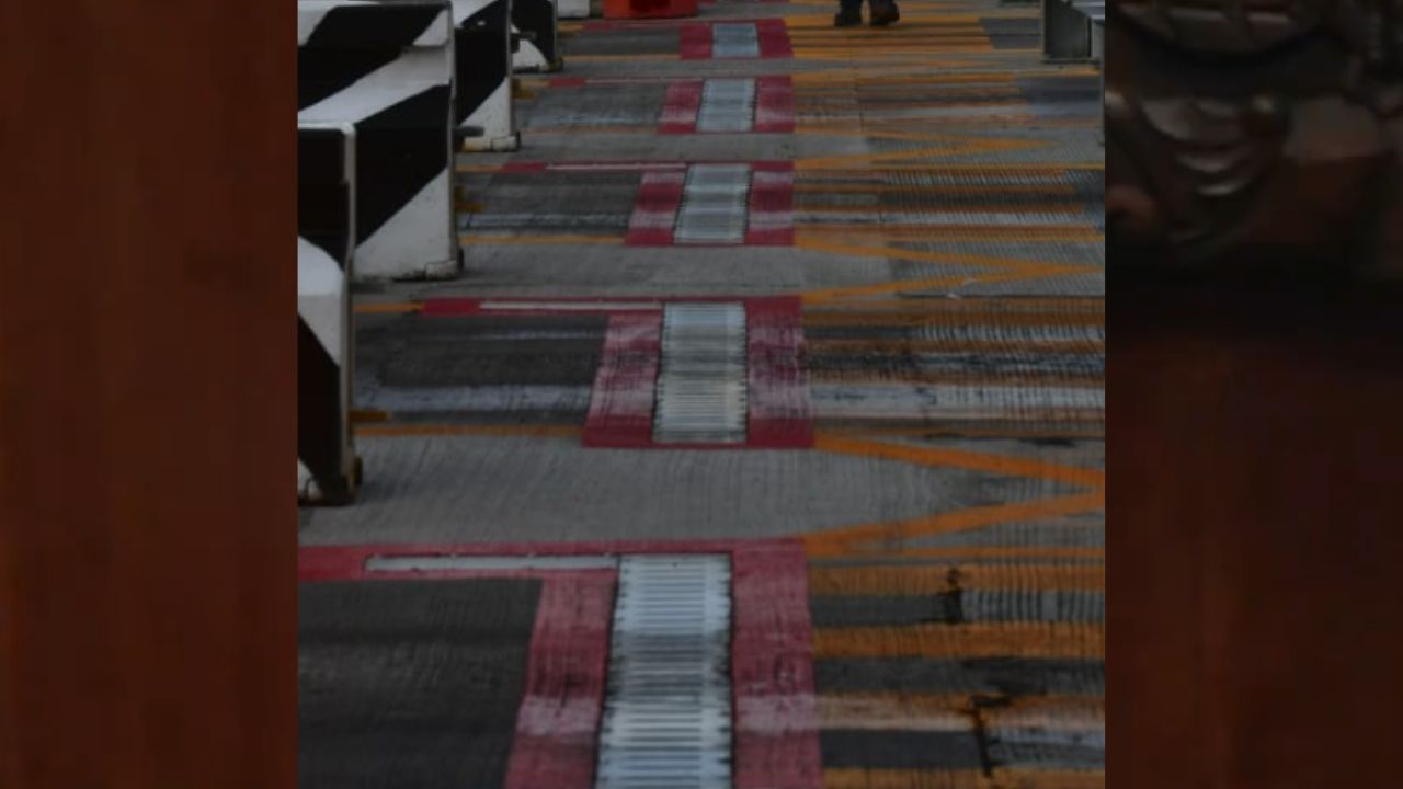 Instalan ponchallantas en accesos del Viaducto Bicentenario