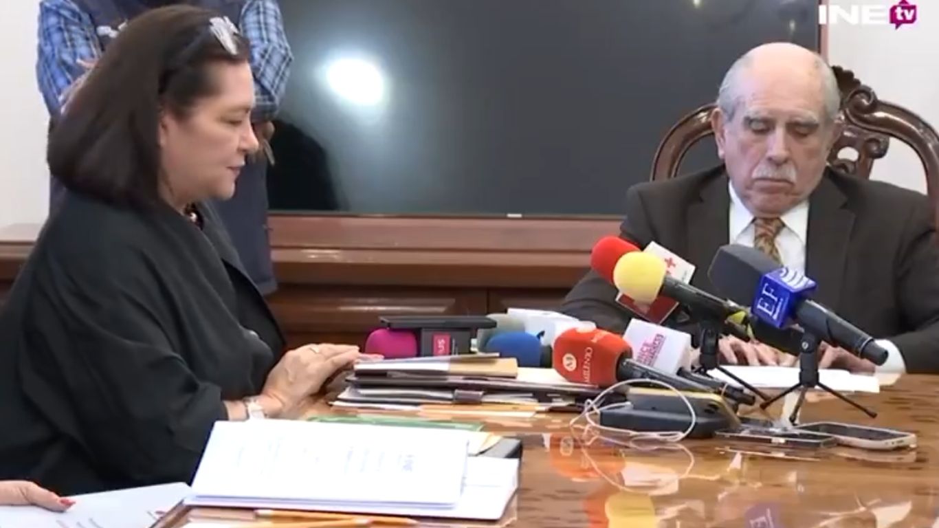 INE entrega documento para reforma electoral