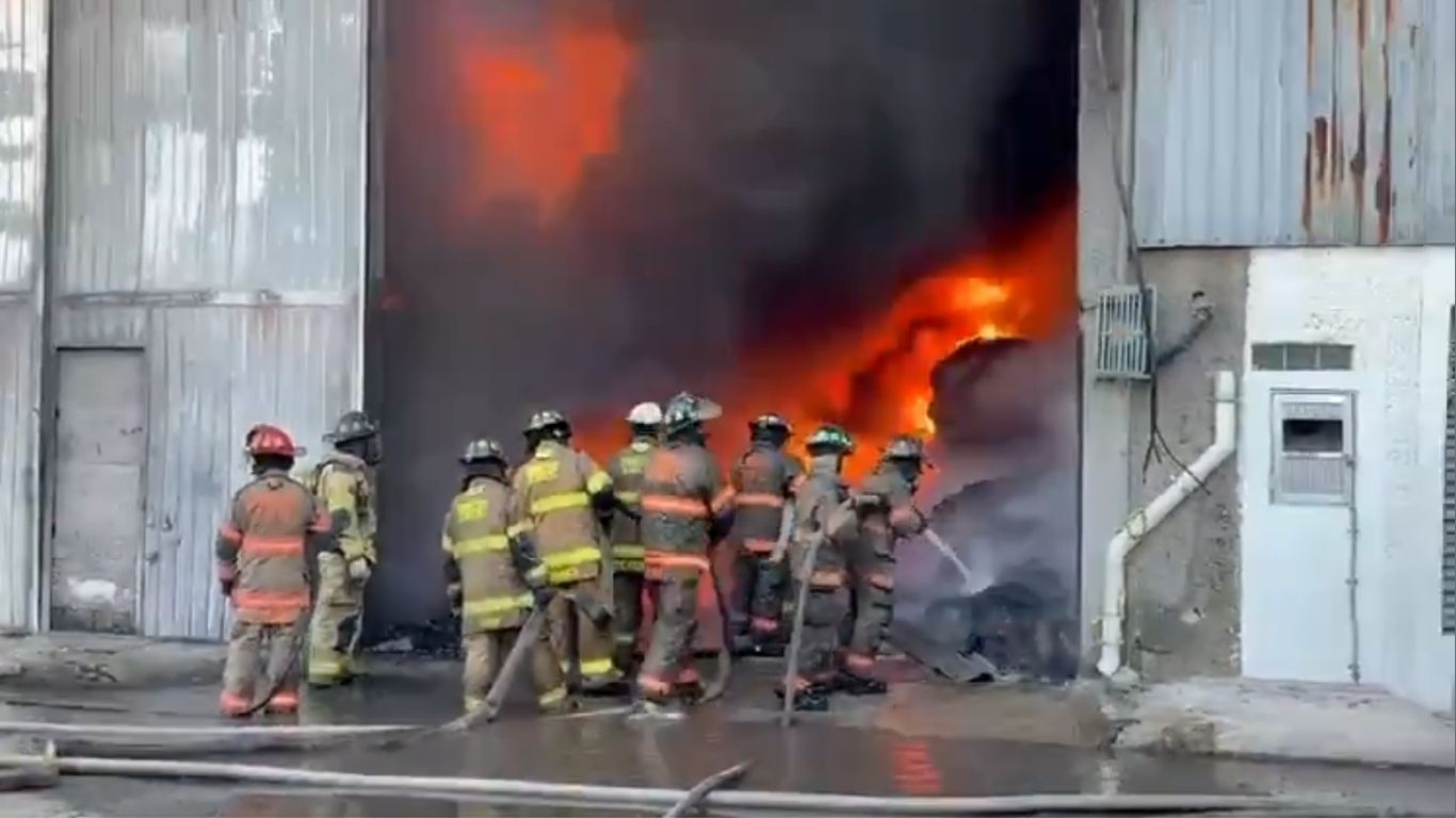 Fuerte incendio en bodega de reciclaje en Ecatepec