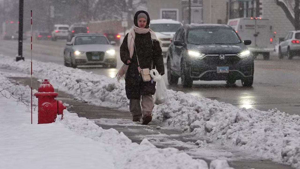 Tormenta invernal deja a cientos de miles sin luz en EU