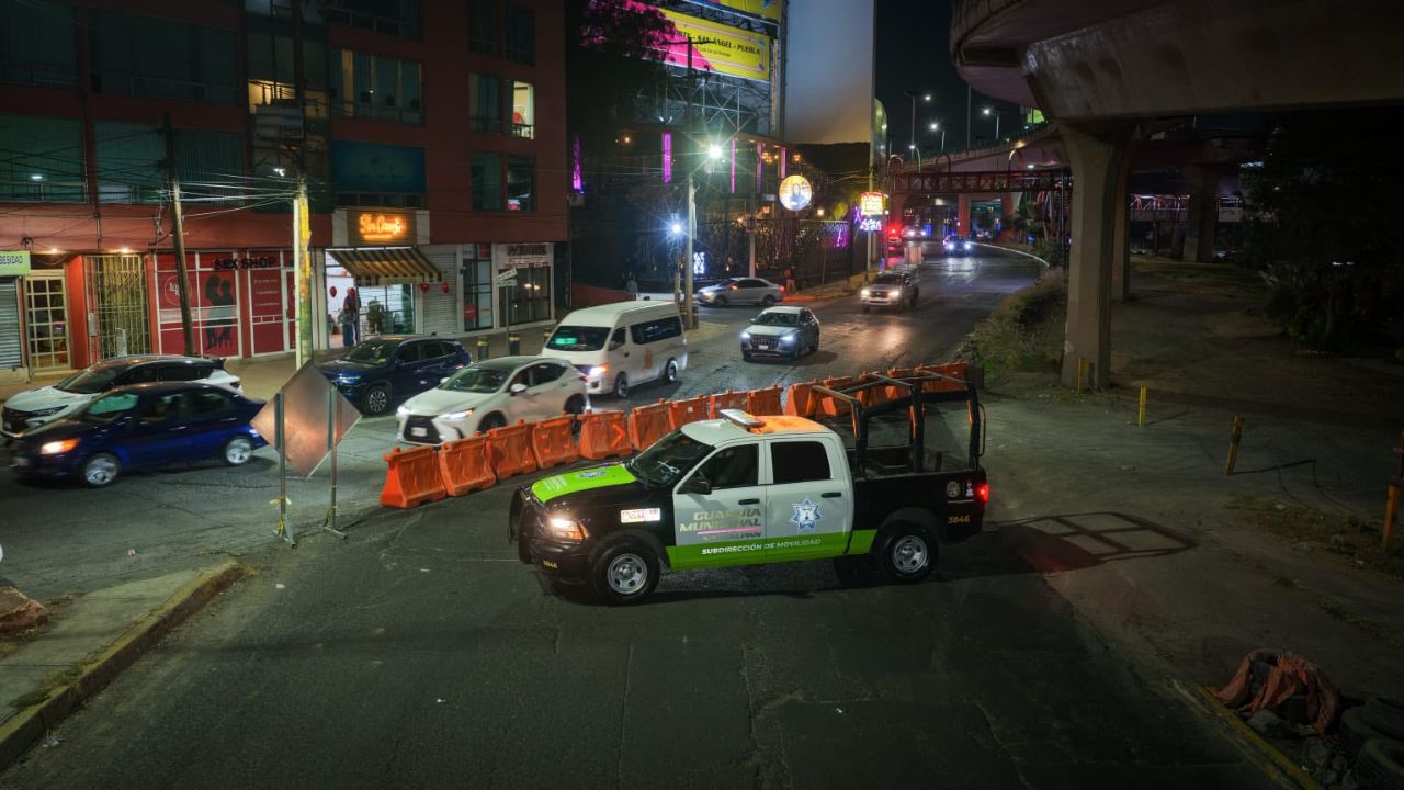 Cierran lateral de Periférico en Satélite por obras