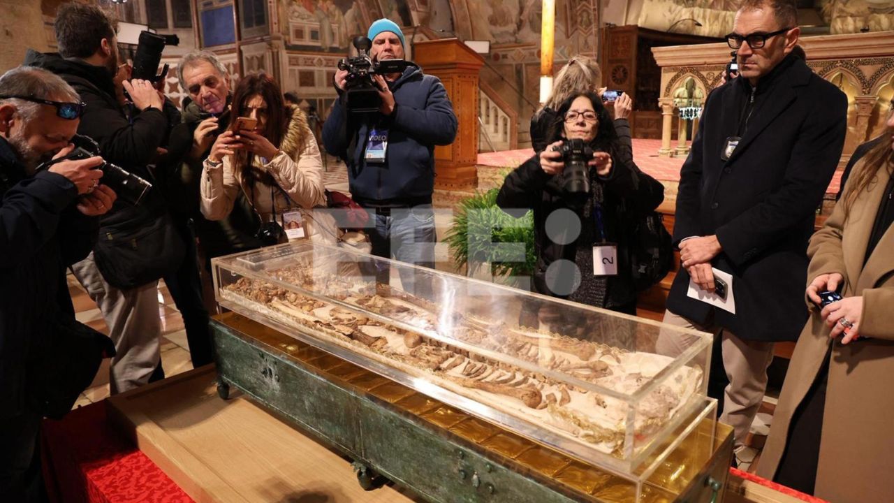 Por primera vez en la historia son expuestos los restos de San Francisco de Asís