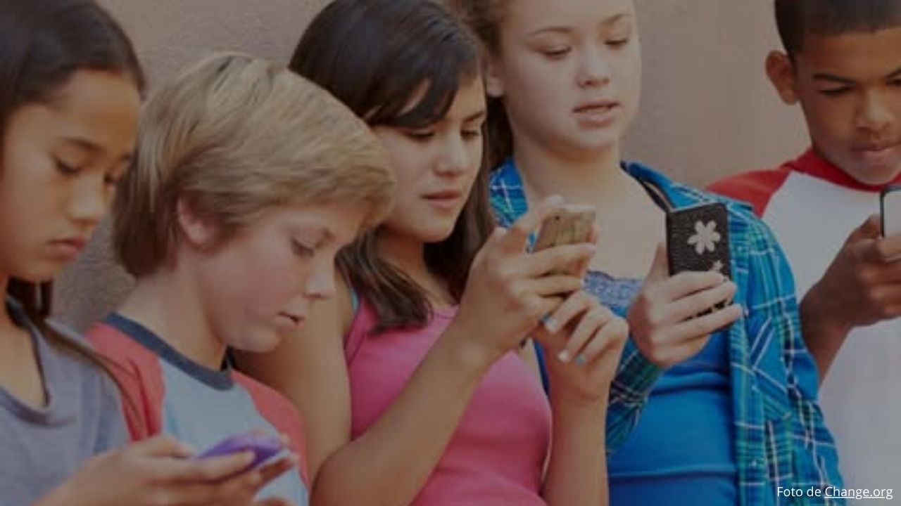 España prohibirá redes sociales a menores de 16 años