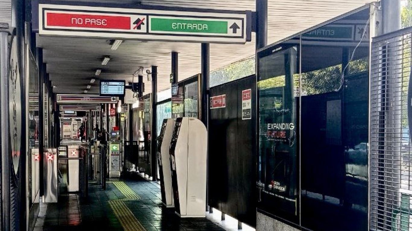 Estación del Metrobús Metro Coyuya sin servicio