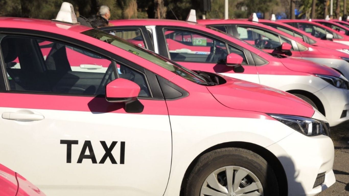 CDMX descarta taxis en apps sin regulación