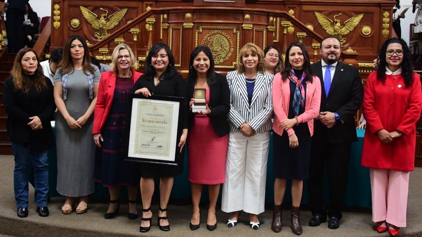 Entregan Medalla al Mérito en Salud