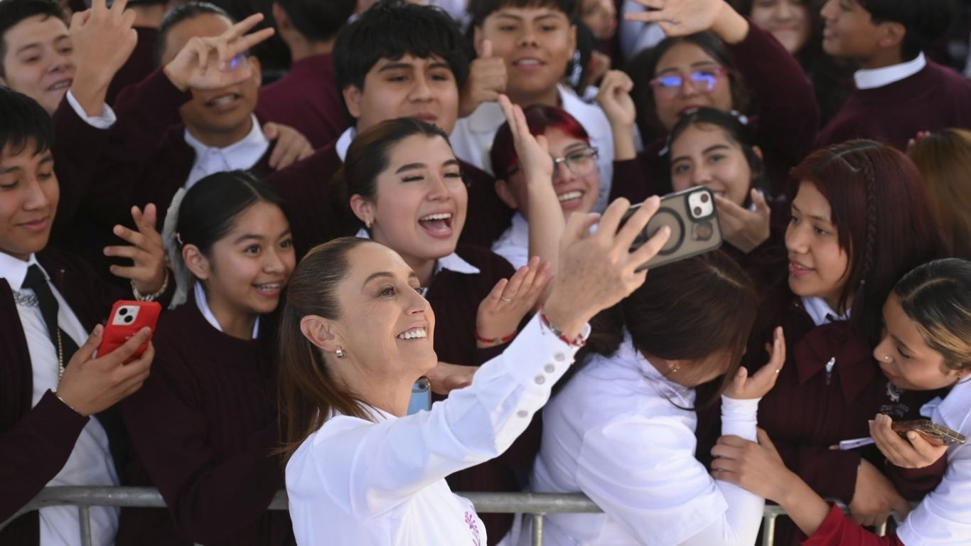 Sheinbaum llama a jóvenes a defender sus derechos