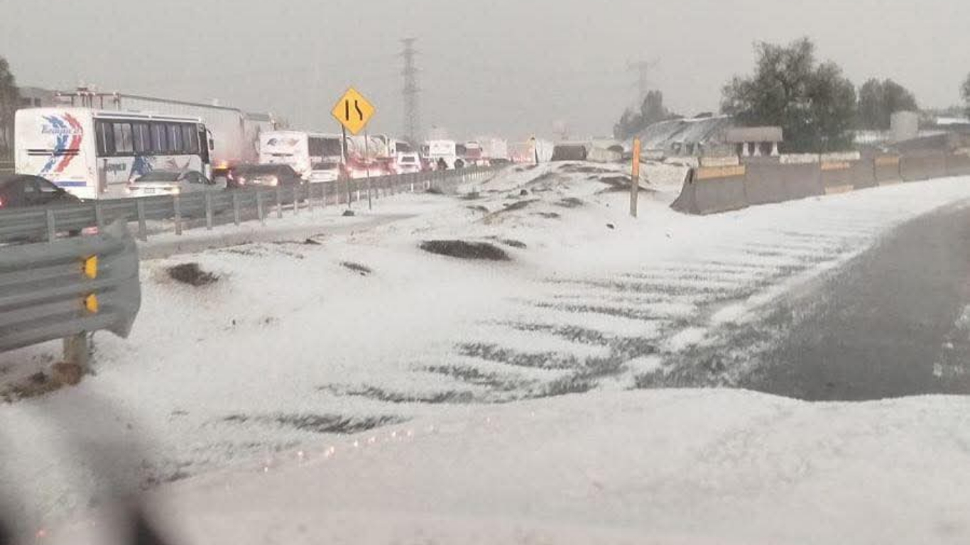 Granizada deja autos varados cerca del AIFA