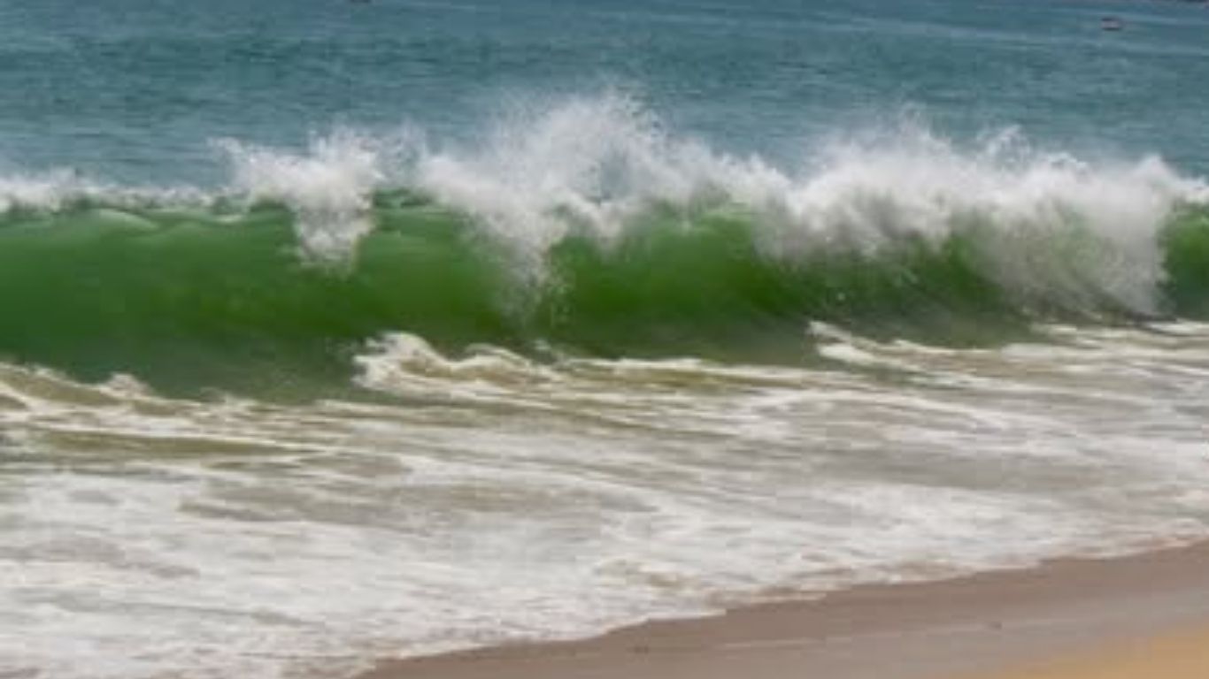 Mar de fondo golpea playas de Acapulco