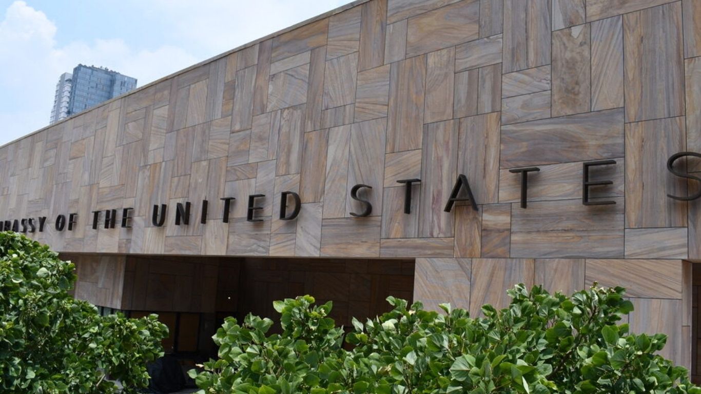 Embajada de EU reanuda operaciones normales en México