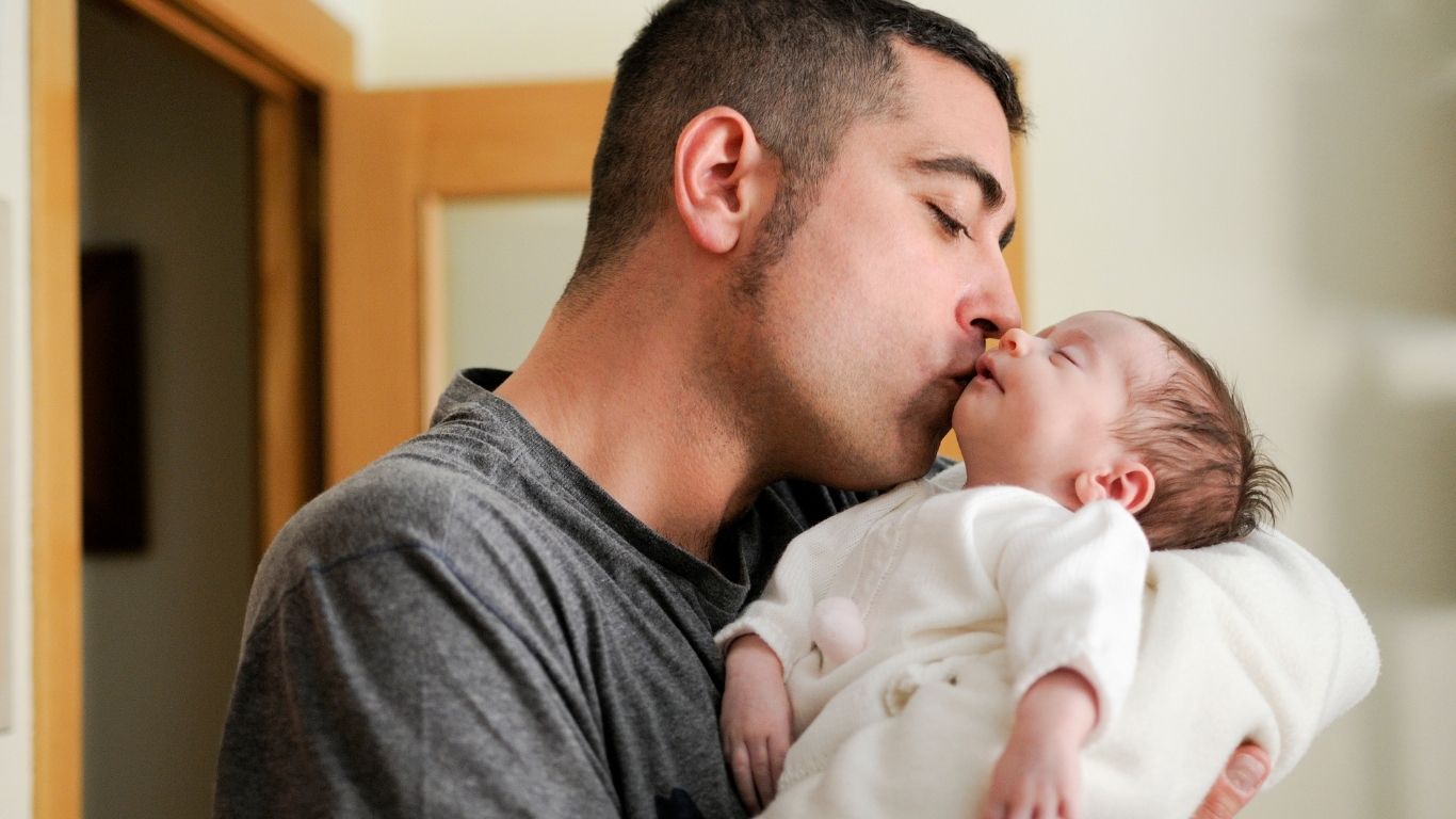 Padres trabajadores tienen derecho a licencia con goce de sueldo