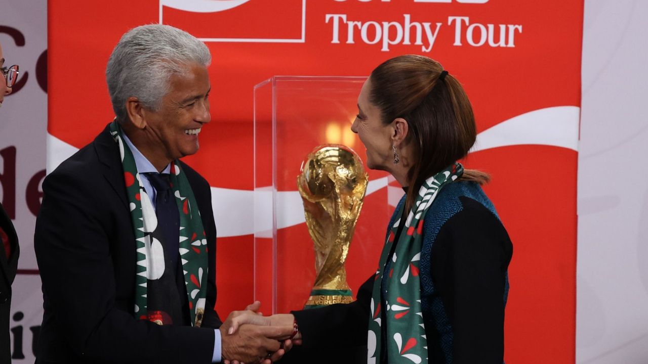 Sheinbaum y Bebeto reciben la Copa FIFA