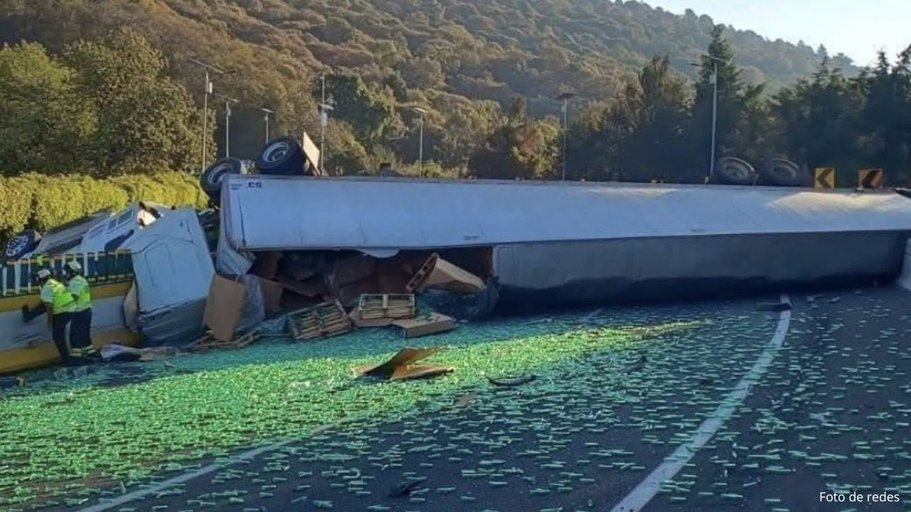 Continúa cerrada la autopista México-Cuernavaca por volcadura