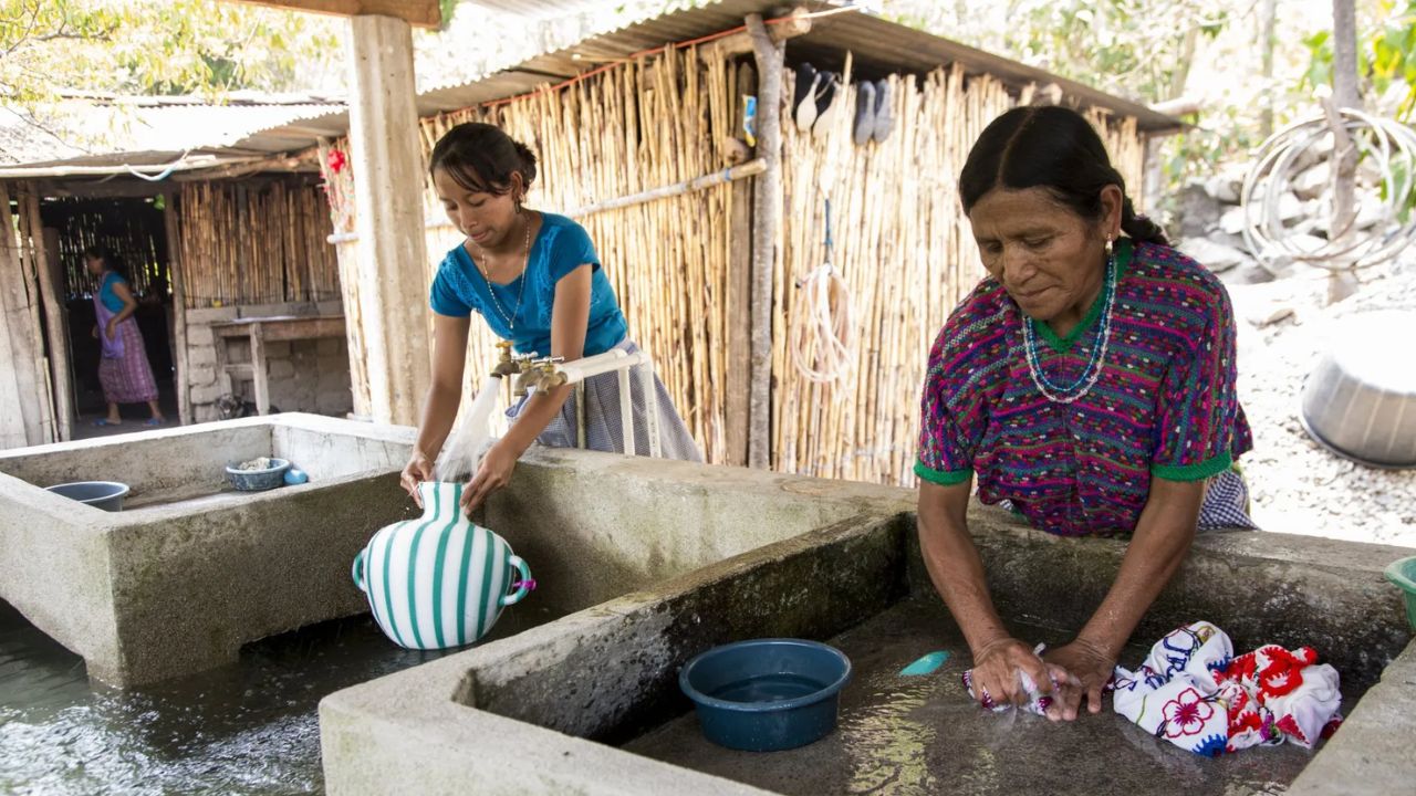 Más de mil millones de mujeres no cuentan con agua potable