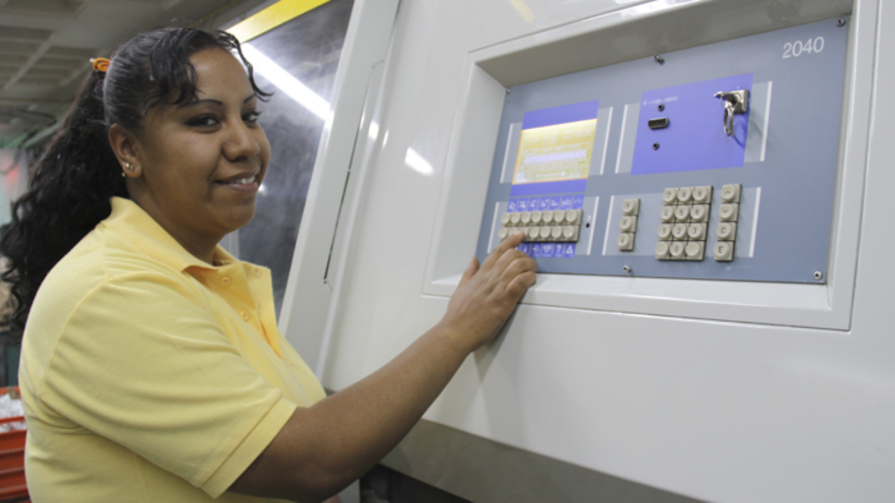 Mujeres ganan 48% más en trabajos formales