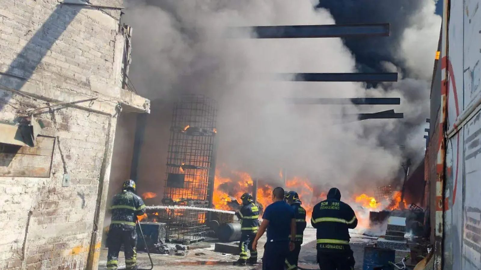 Incendio en bodega de Azcapotzalco moviliza a cuerpos de emergencia