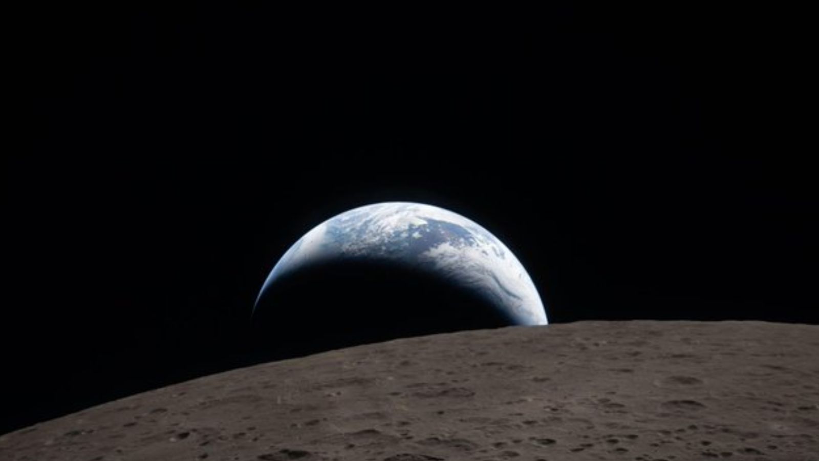 Astronautas de Artemis II captan “atardecer” de la Tierra