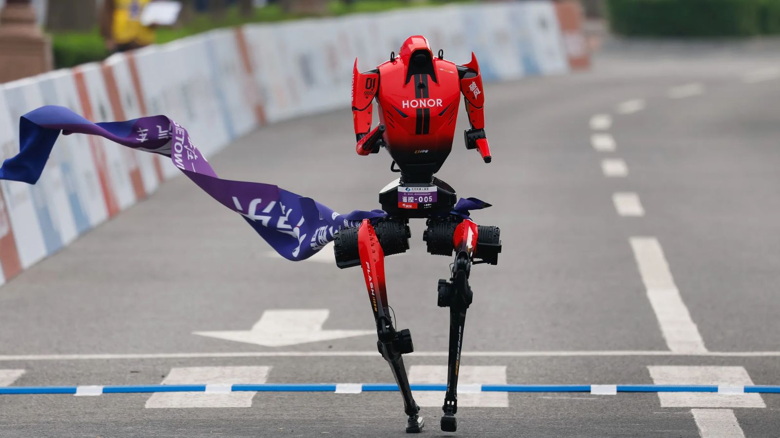 Robot rompe récord humano en media maratón en China