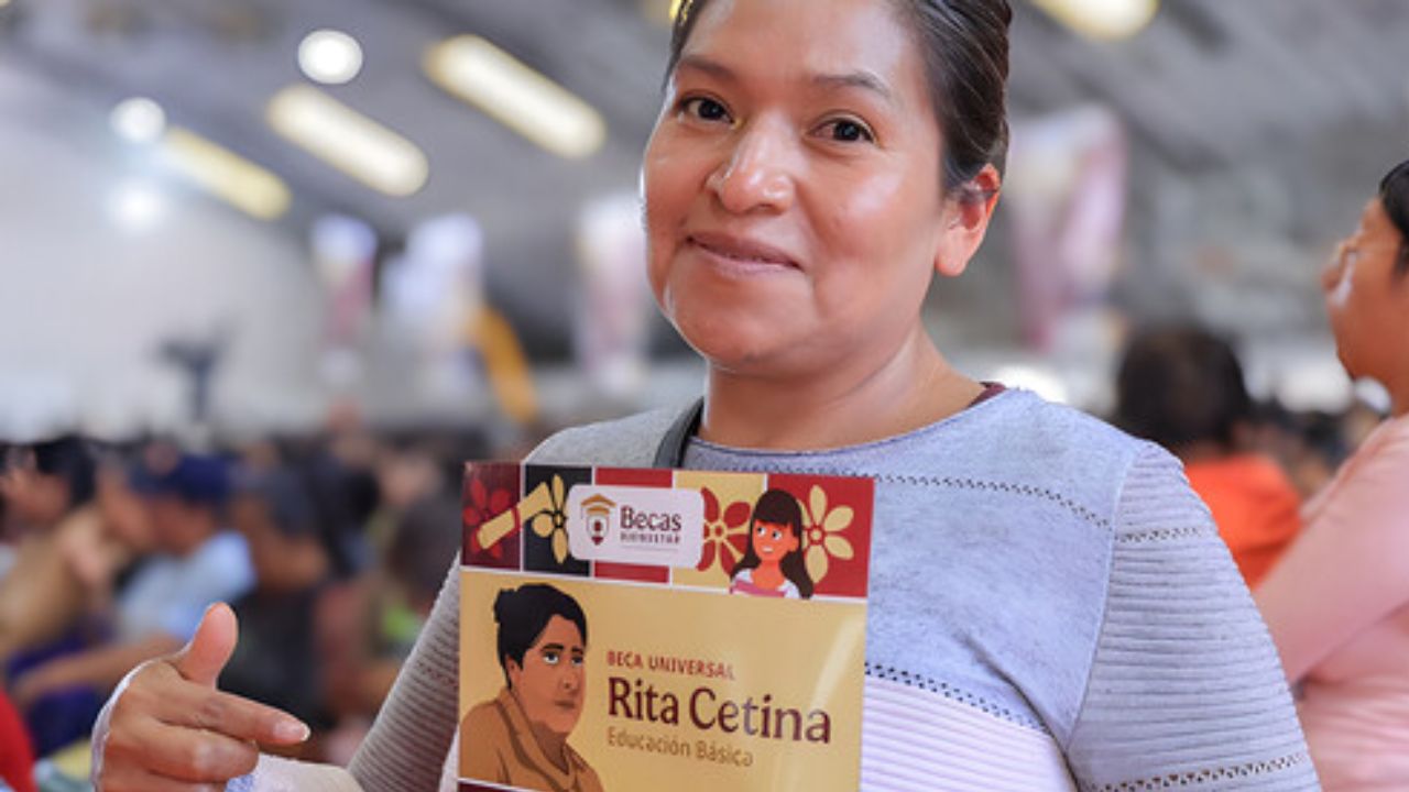 Inicia pago de la Beca Universal Rita Cetina para familias de secundaria de continuidad
